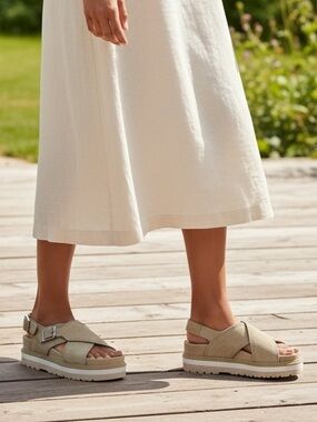 Clarks Womens Orianna Roam Dark Sand Buckle Comfort Sandal Size 6.5